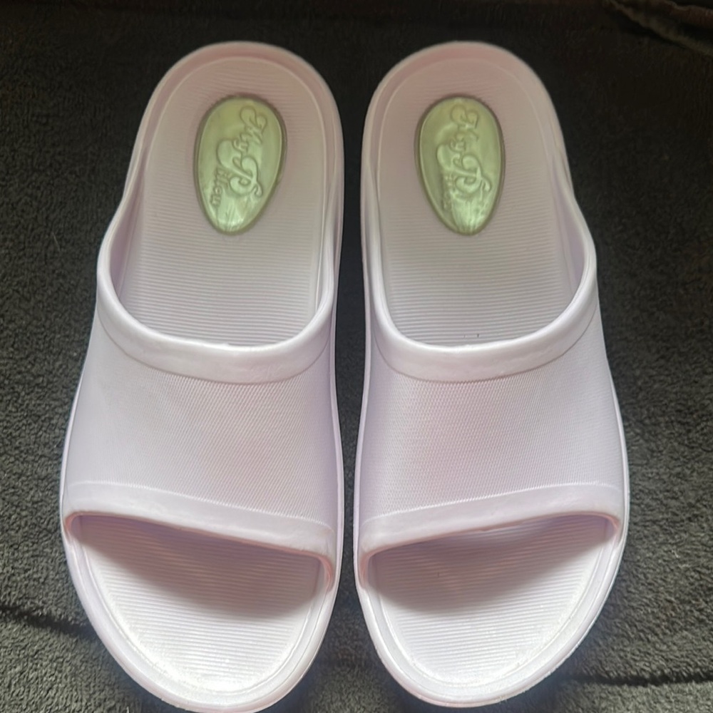 MY PILLOW Cozy Light Purple Women’s Slide Sandals SIZE 8 WORN TWICE